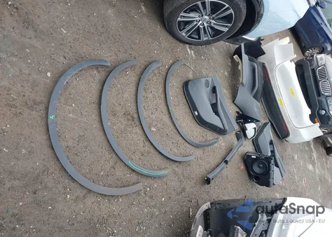 2022 Tesla Model Y Long Range Dual Motor All-Wheel Drive z USA, uszkodzony, nr VIN 7SAYGAEE2NF570912